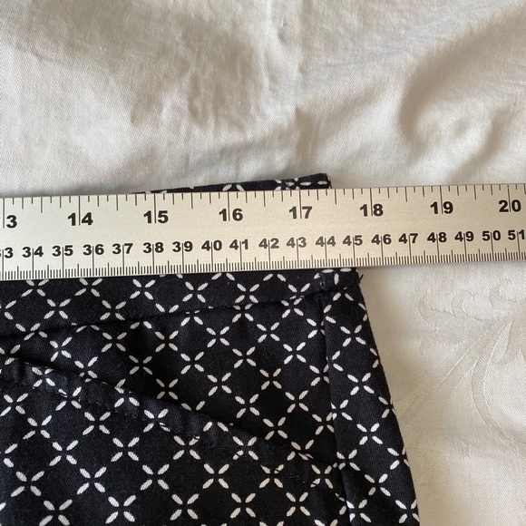 St. John's Bay Women's Black & White Dashed Diamond Pattern Capri Dress Pants 12 - Picture 10 of 14